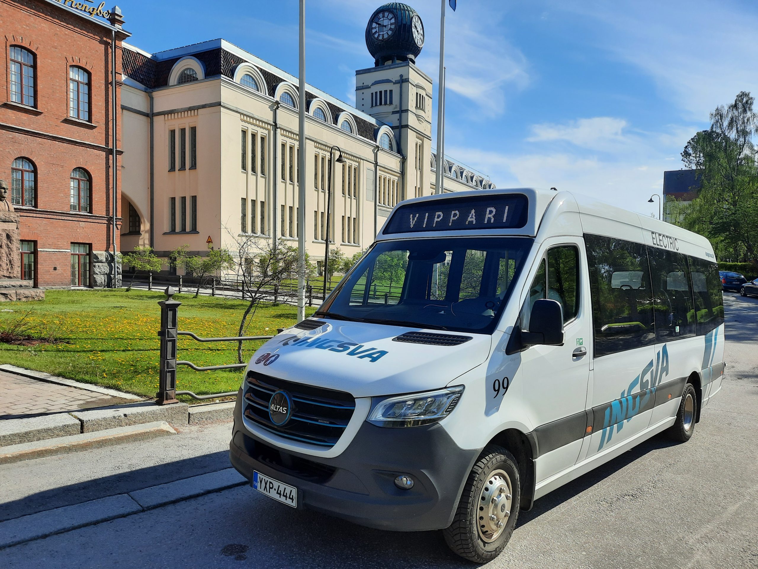 Vipparibussen i Jakobstad, med Strengbersklockan i bakgrunden.